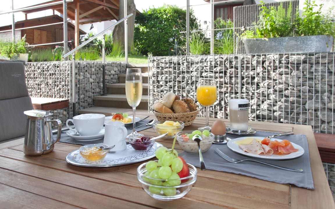 &quot;Frühstück im Garten&quot; Gästehaus Holzer (Konstanz