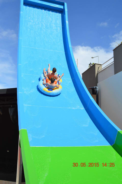 Grosse Reifenrutsche linke Seite Ramada Resort by Wyndham Side