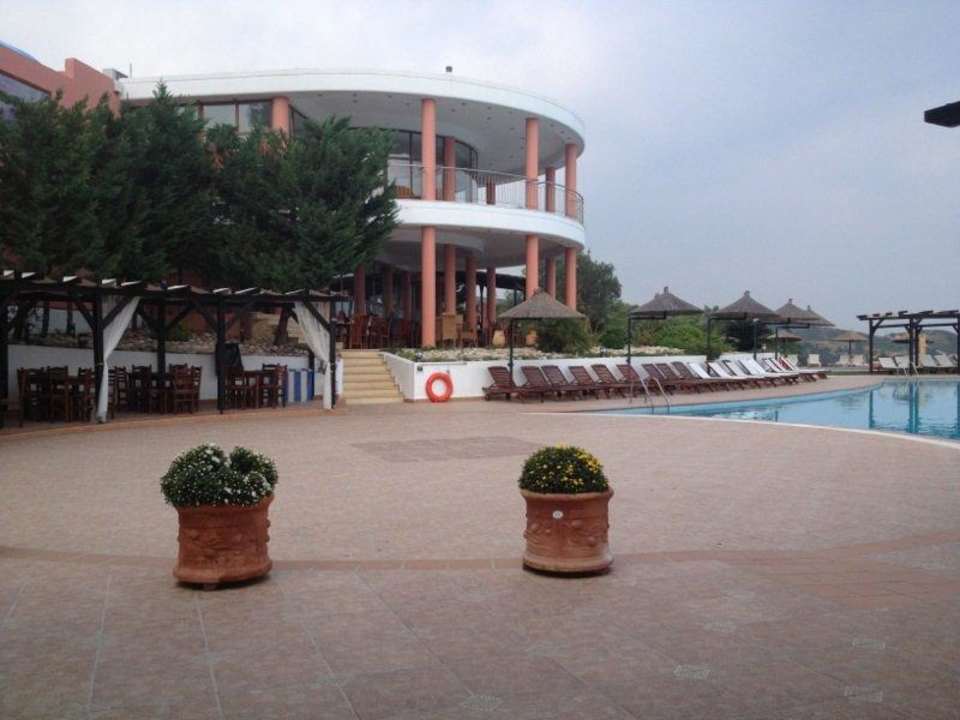 Hotel von hinten mit Poolanlage Alia Palace