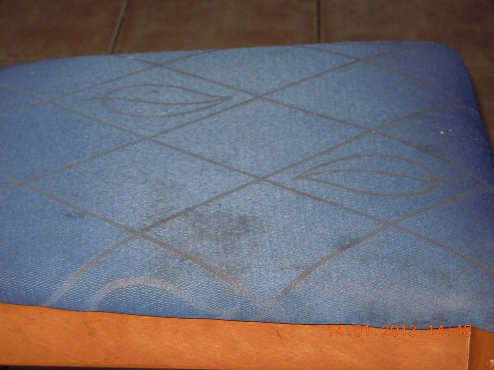 Brudne krzesla w restauracji Muthu Playa Varadero