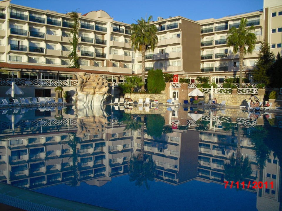 Spiegelbild vom Hotel Seaden Corolla Hotel