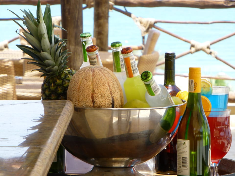 Gekühlte Getränke bei der Poolbar The Cove Rotana Resort