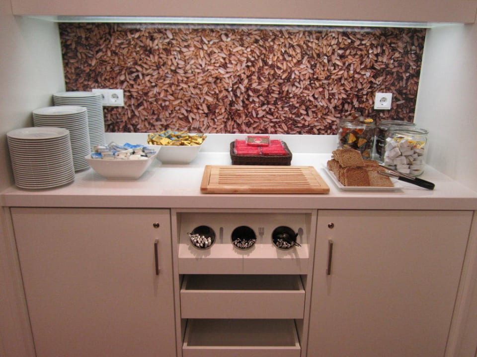 Frühstücksbüffet / Brot Hampton by Hilton Berlin City West