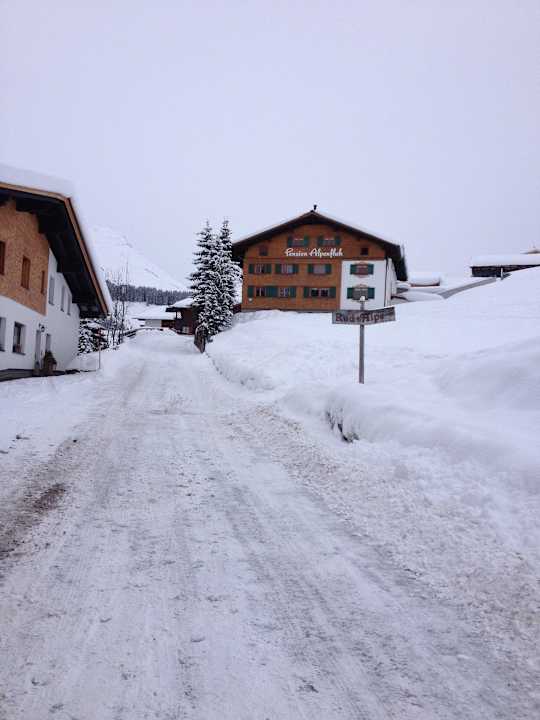 Weg zur Pension und Stammhaus Pension Alpenfluh
