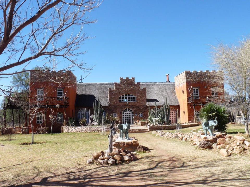 Das Haupthaus Okambara Elephant Lodge