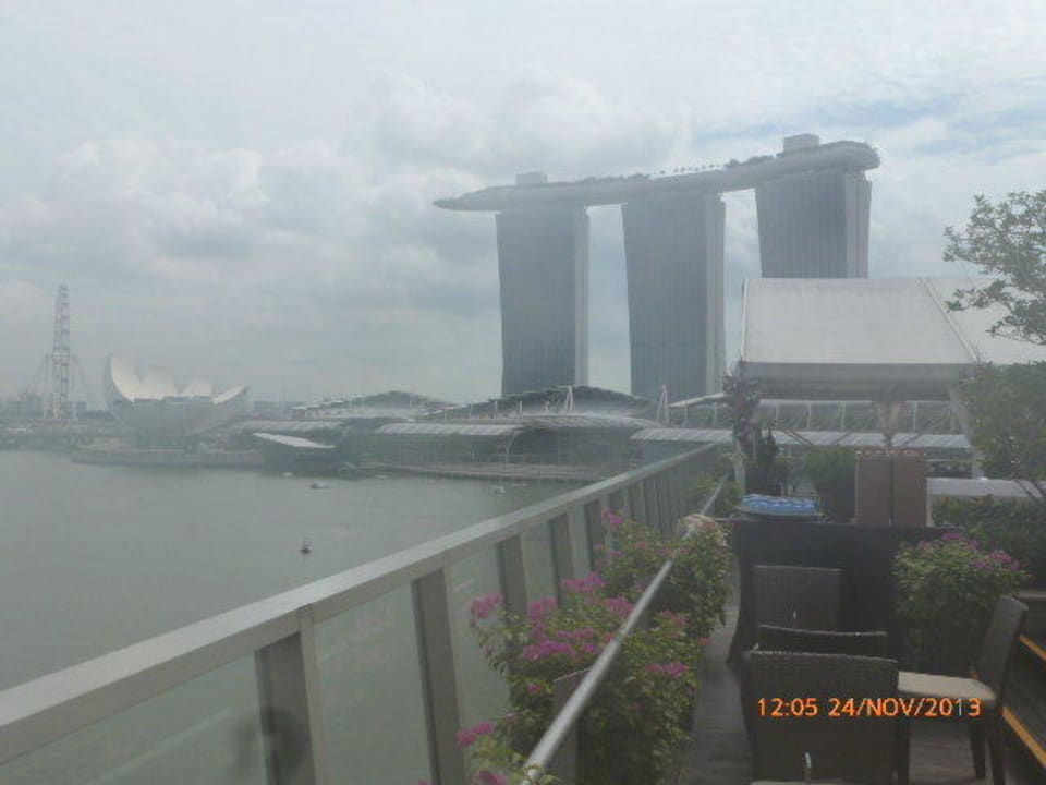 Ausblick Pool auf Marina Bay Sands The Fullerton Bay Hotel Singapore