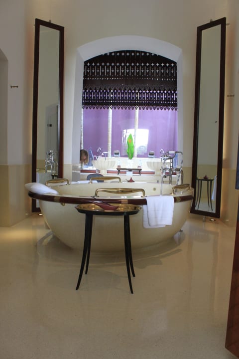 Freistehende Wanne im Bad Phulay Bay, a Ritz Carlton Reserve