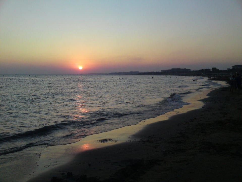 Sonnenuntergang am Strand Hotel Thalia Unique