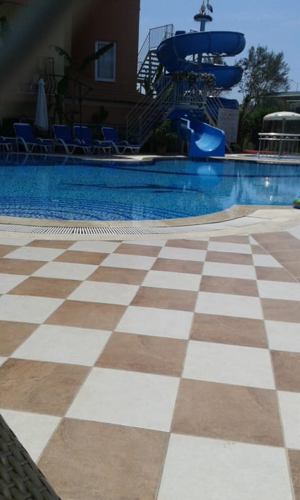 Pool mit Rutsche  Yavuzhan Otel