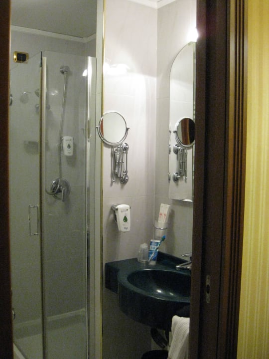Geräumiges Bad zum 2.Zimmer Best Western Hotel Ferrari