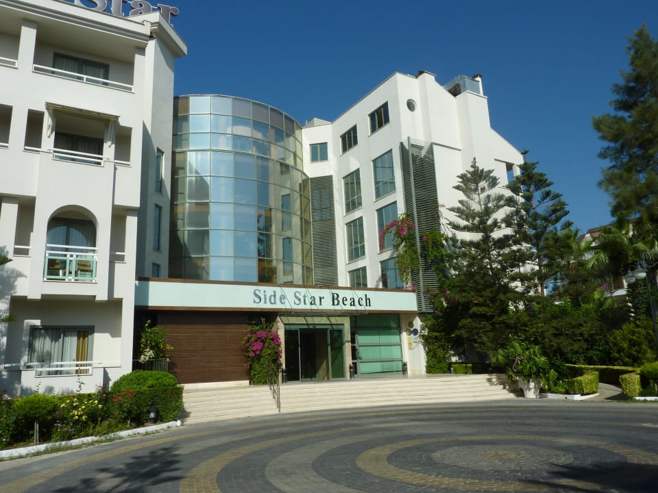 Blick auf den Eingang zum Hotel Side Star Beach