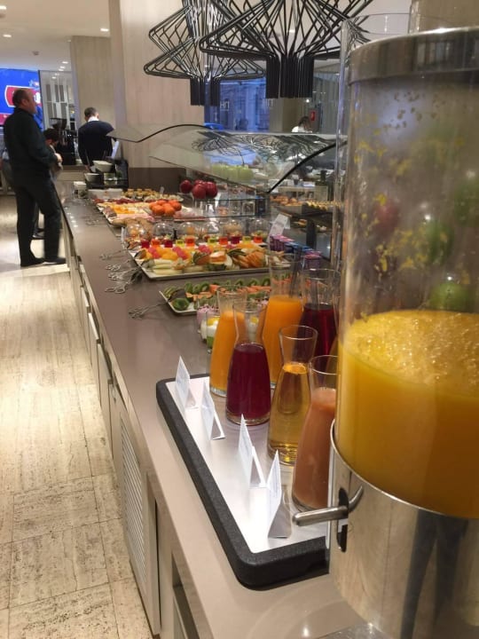 Frühstück NH Madrid Zurbano