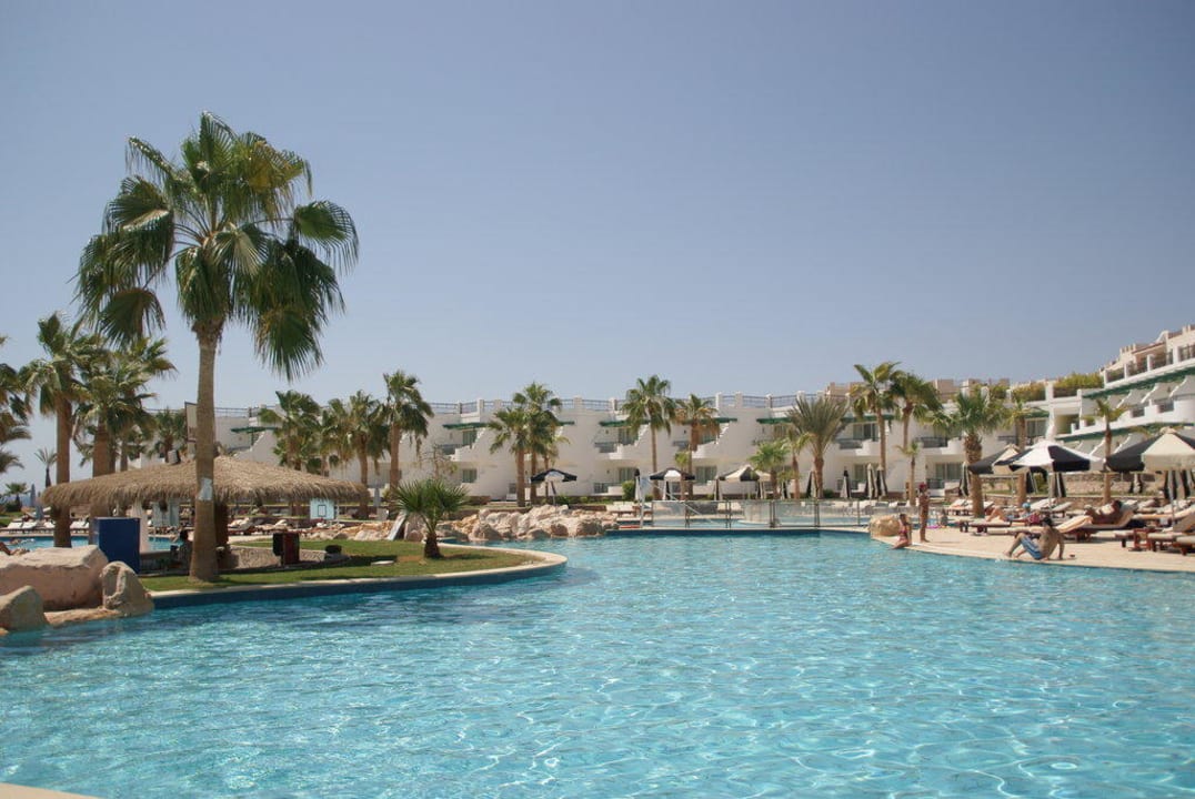 Basen największy Safir Sharm Waterfalls Resort
