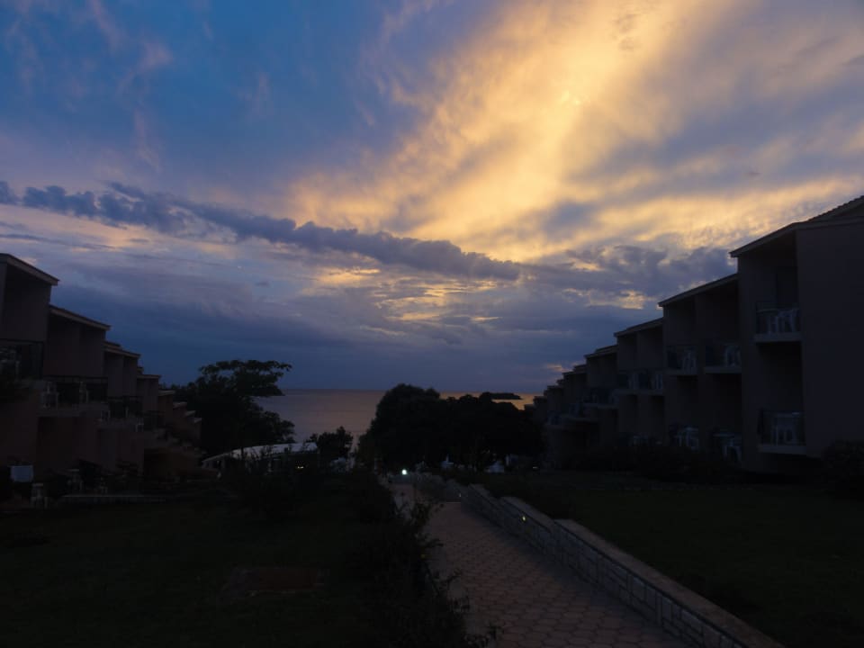 Výhled na hotel po západu slunce. Maistra Select Funtana All Inclusive Resort