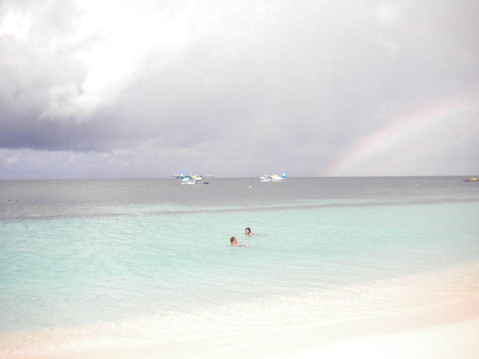 Baden trotz Wolken kein Problem Angaga Island Resort