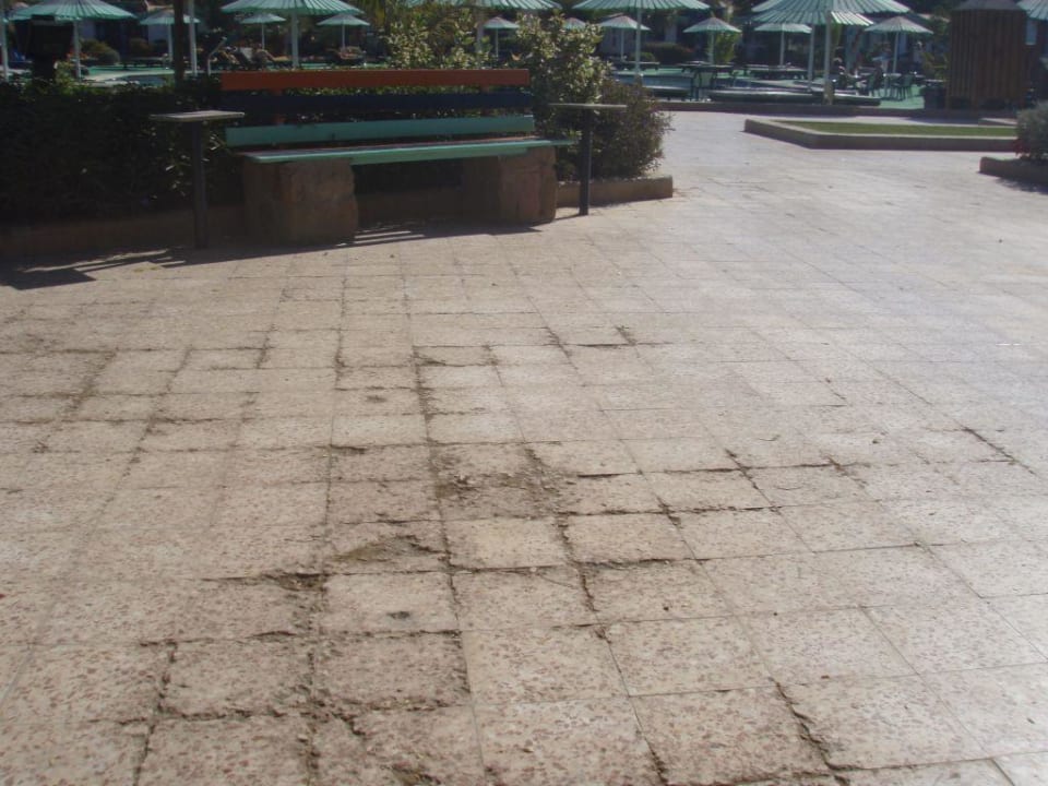 Kaputte und dreckige Fliesen im Poolbereich Ghazala Beach