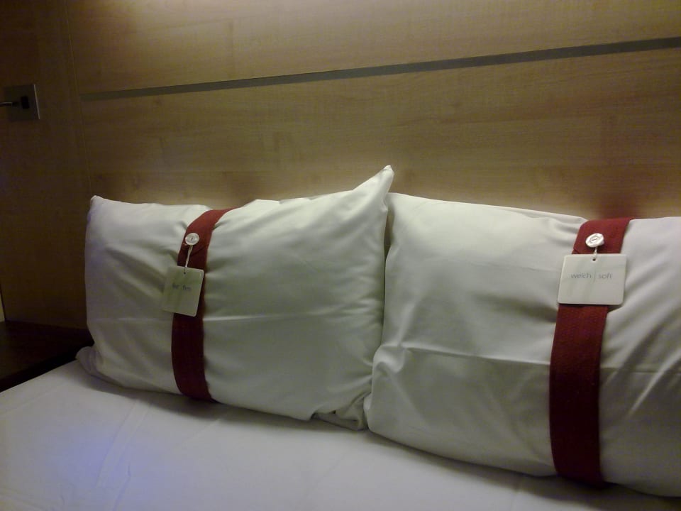 Zwei Kopfkissen zur Wahl: hart oder weich Premier Inn Stuttgart Airport