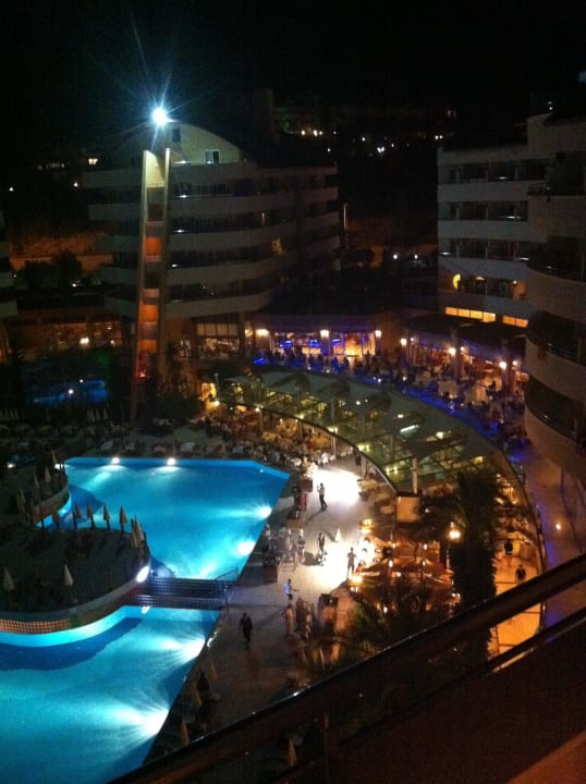 Poolausblick bei Nacht Alaiye Resort & Spa