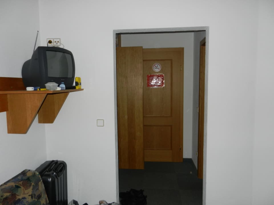 Doppelzimmer mit kleinem Röhrenfernseher Erlebnishotel Kärnten- Mölltal