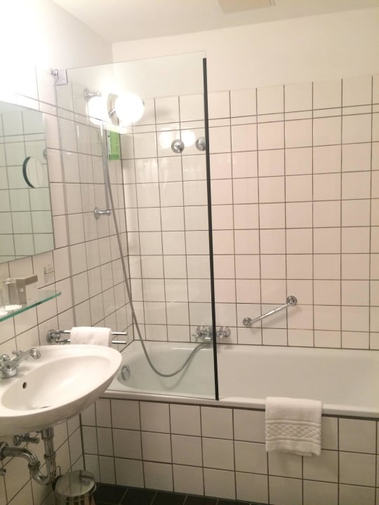 Badezimmer mit Duschwanne Altes Pfarrhaus