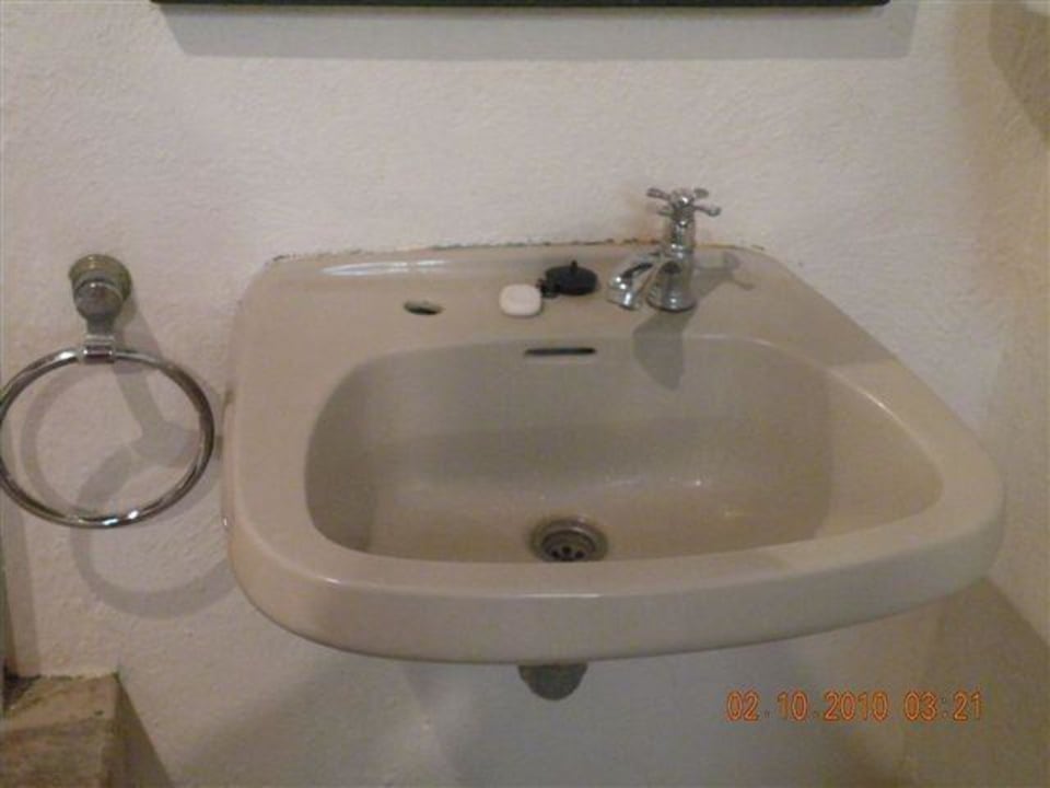Waschbecken im Bad mit kaltem Wasser Maharta Beach Resort