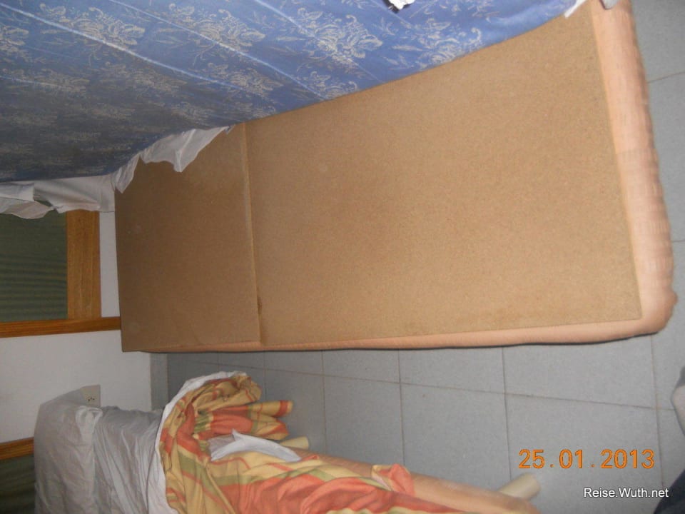 Mit Spanplatte repariertes Bett Bungalows Vistaflor