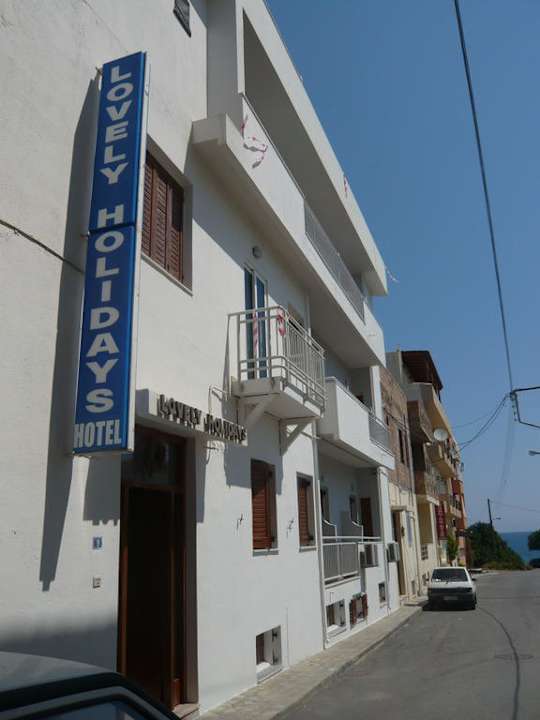 Außenansicht und Eingang Hotel Lovely Holidays