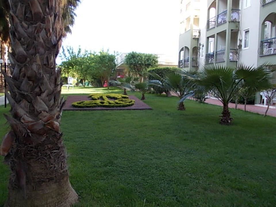 Hier geht man entlang auf dem Weg zum Strand Hotel Gardenia Beach
