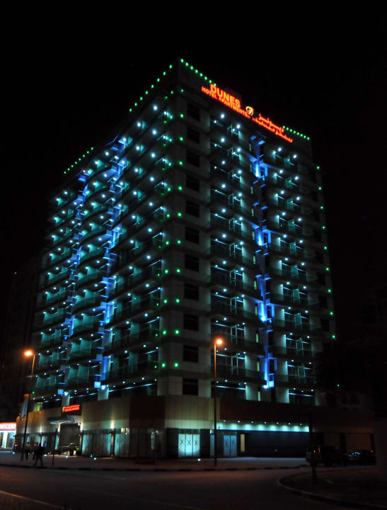 NIGHT VIEW OF THE HOTEL APARTMENT Dunes Hotel Apartments - Oud Metha