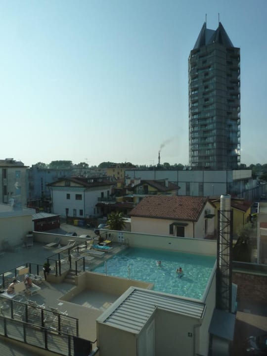 Pool & Ausblick Eden Hotel