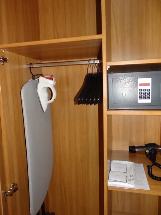 Bügeleisen, Safe und Fön im Schrank AMERON Köln Hotel Regent