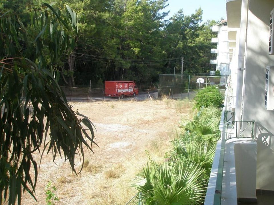 Widok z balkonu nie po stronie basenów Club Hotel Pineta