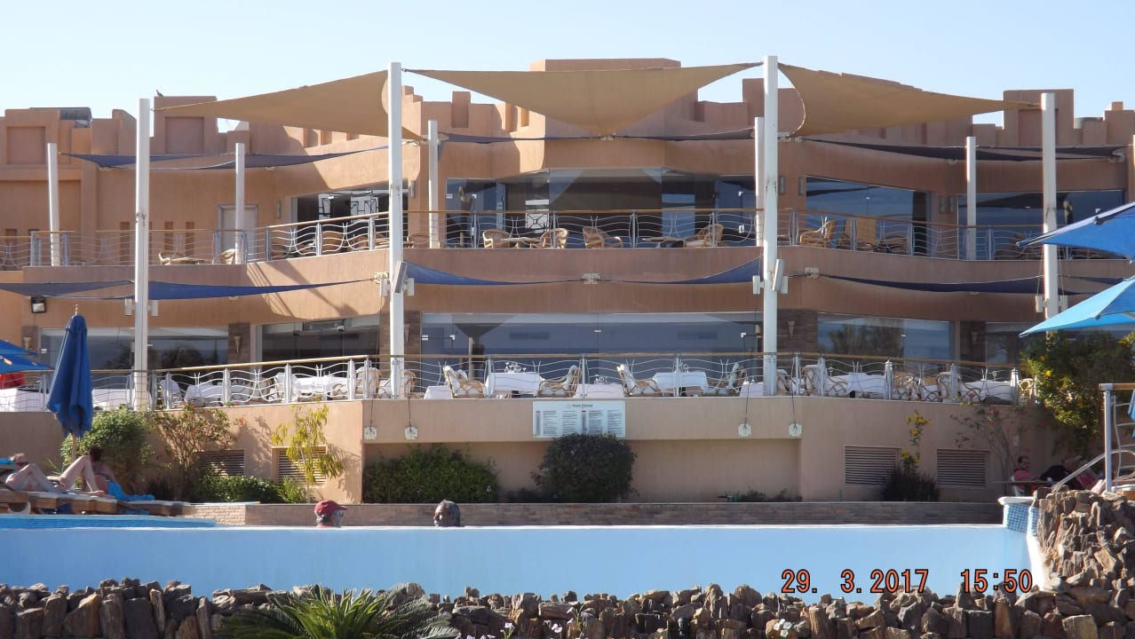 Blick vom Pool auf Restaurant und Bar (oben) Shams Prestige Abu Soma-Adults Only