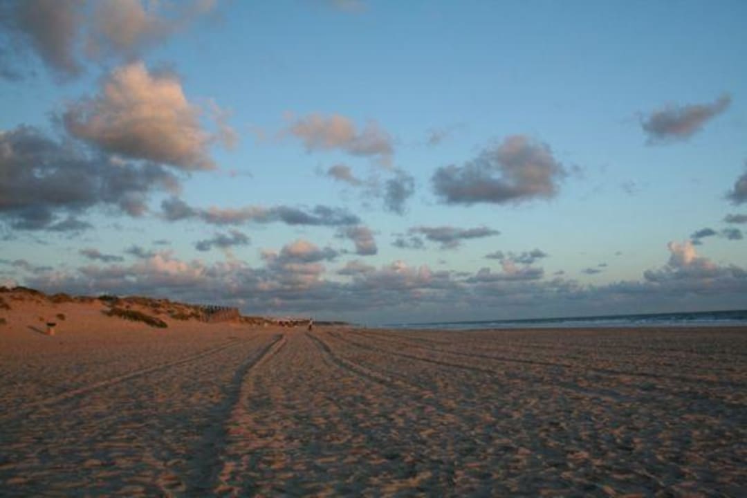 Ein leerer Strand abends Valentin Sancti Petri