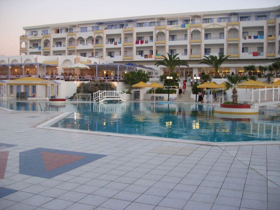 Das Serita in der Abenddämmerung Hotel Serita Beach