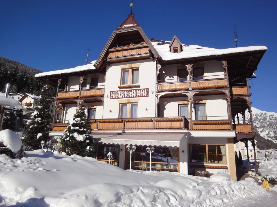 Frühstück in der Morgensonne Sonklarhof