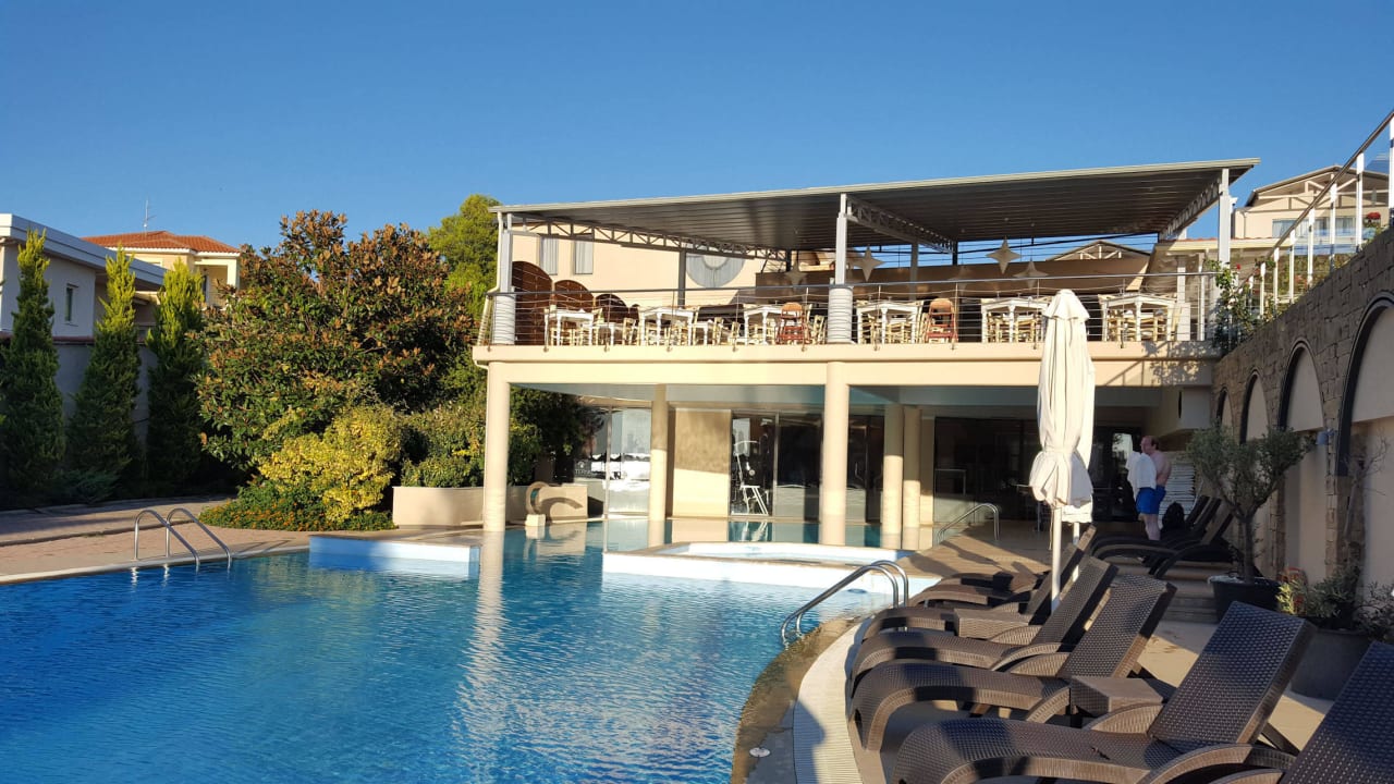 Oben die Außenterrasse des Restaurants Istion Club & Spa