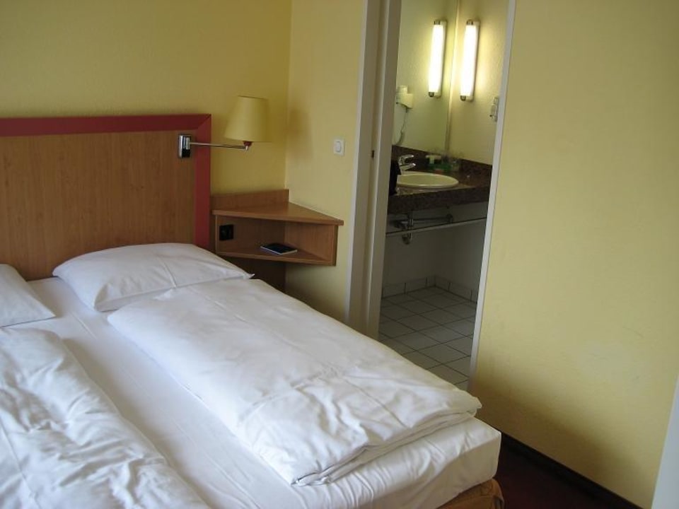 Bett und Nachttisch NH Collection Hamburg City