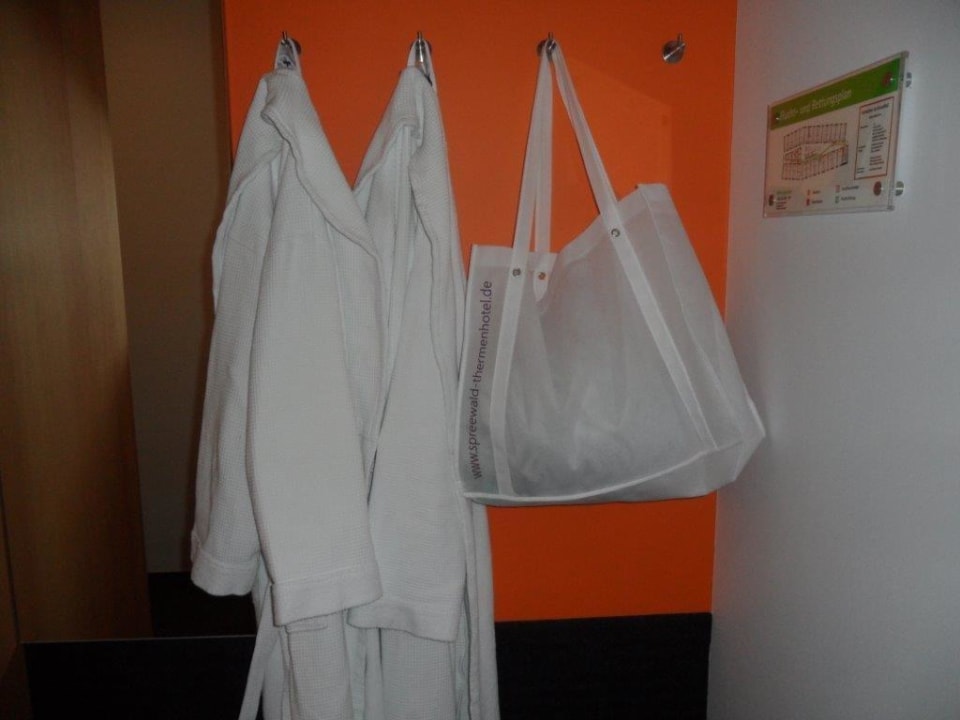 Bademäntel und Badetasche. Spreewald Thermenhotel