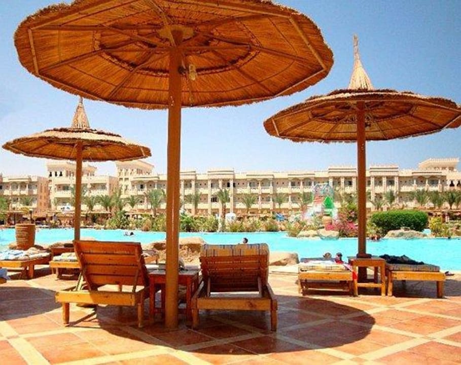Stabile Holzliegen und Schirme Pickalbatros Palace Resort