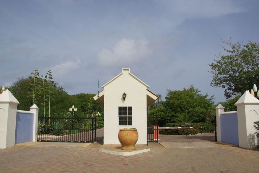 Gewöhnungsbedürfte Einfahrt - Kasernenartig Kurá Hulanda Lodge & Beach Club