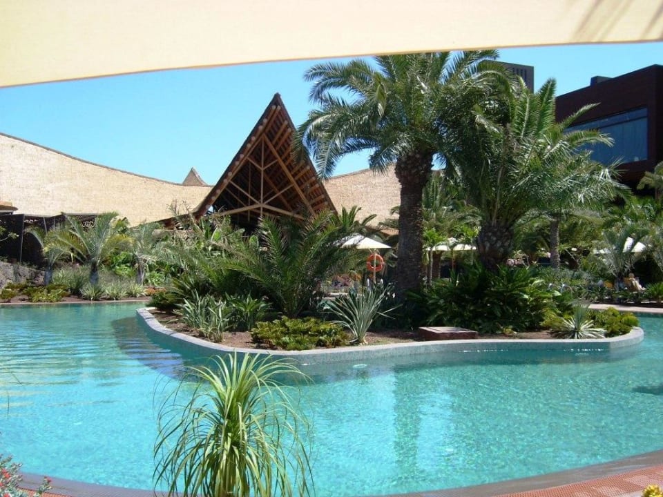 Der Pool mit Strömungsanlage Lopesan Baobab Resort