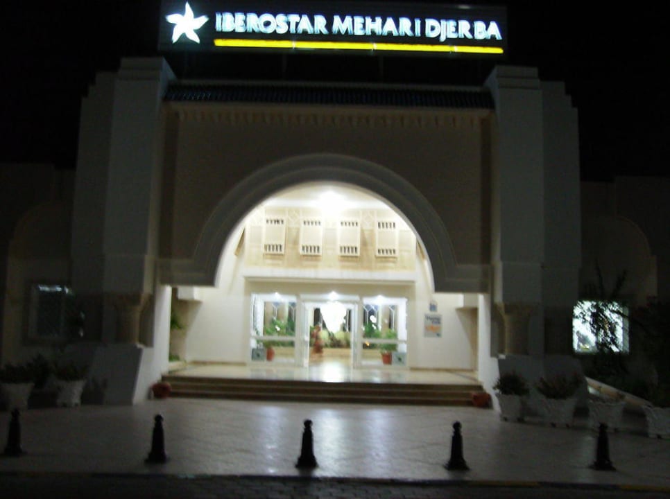 Eingang bei Nacht Iberostar Waves Mehari Djerba