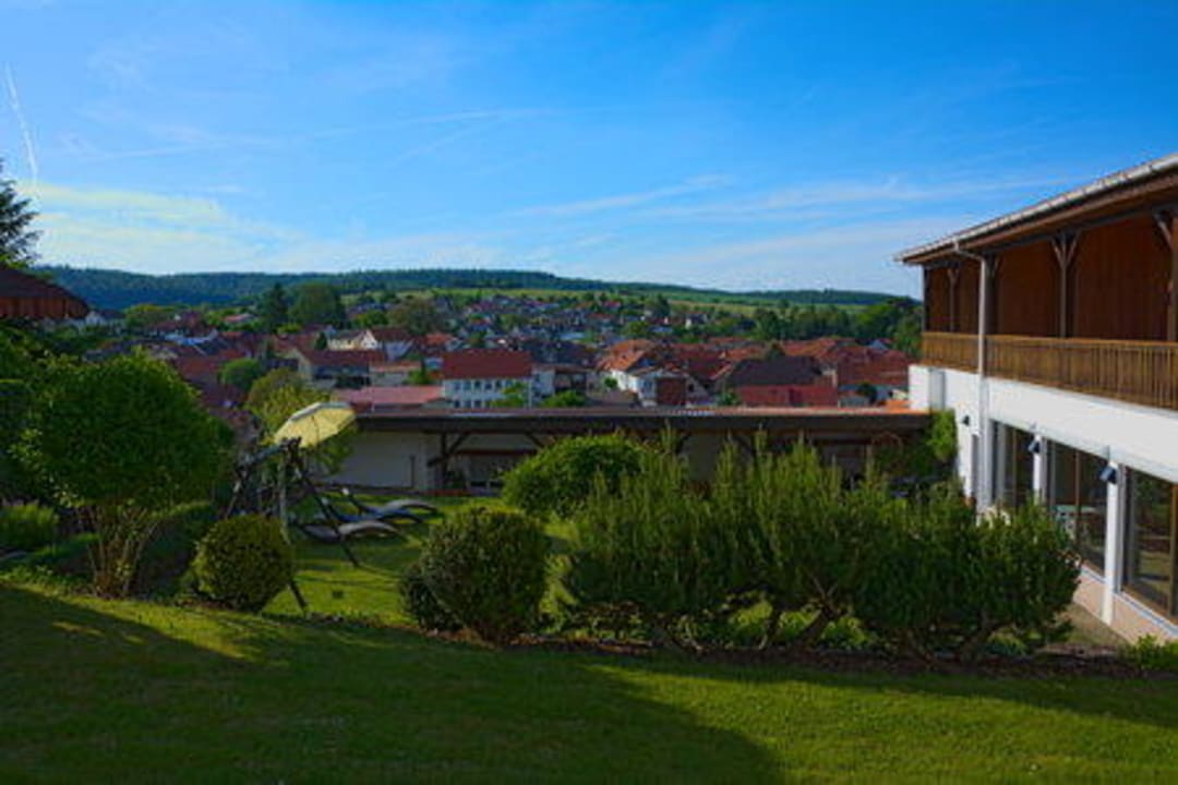 Außenansicht Hallenbad (von Grilhütte) Hotel Garni & Ferienwohnungen Lindenhöhe