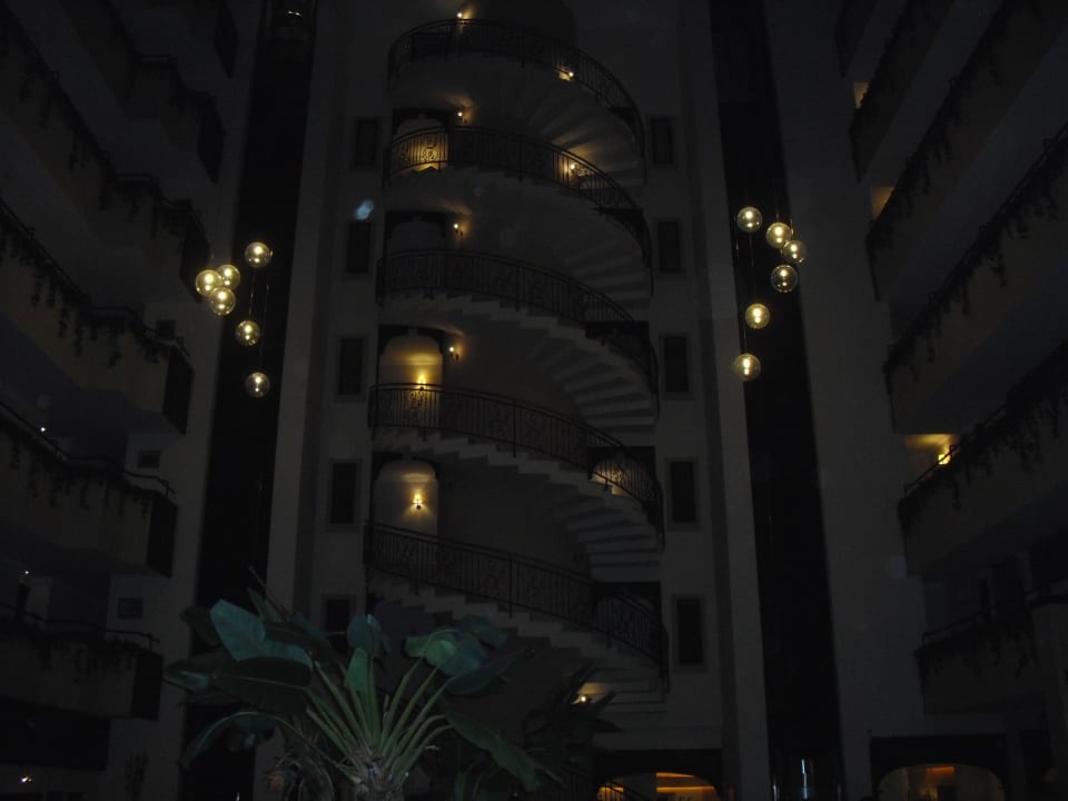 Die Treppe mit beiden Fahrstühlen rechts und links Hotel Royal Garden Beach