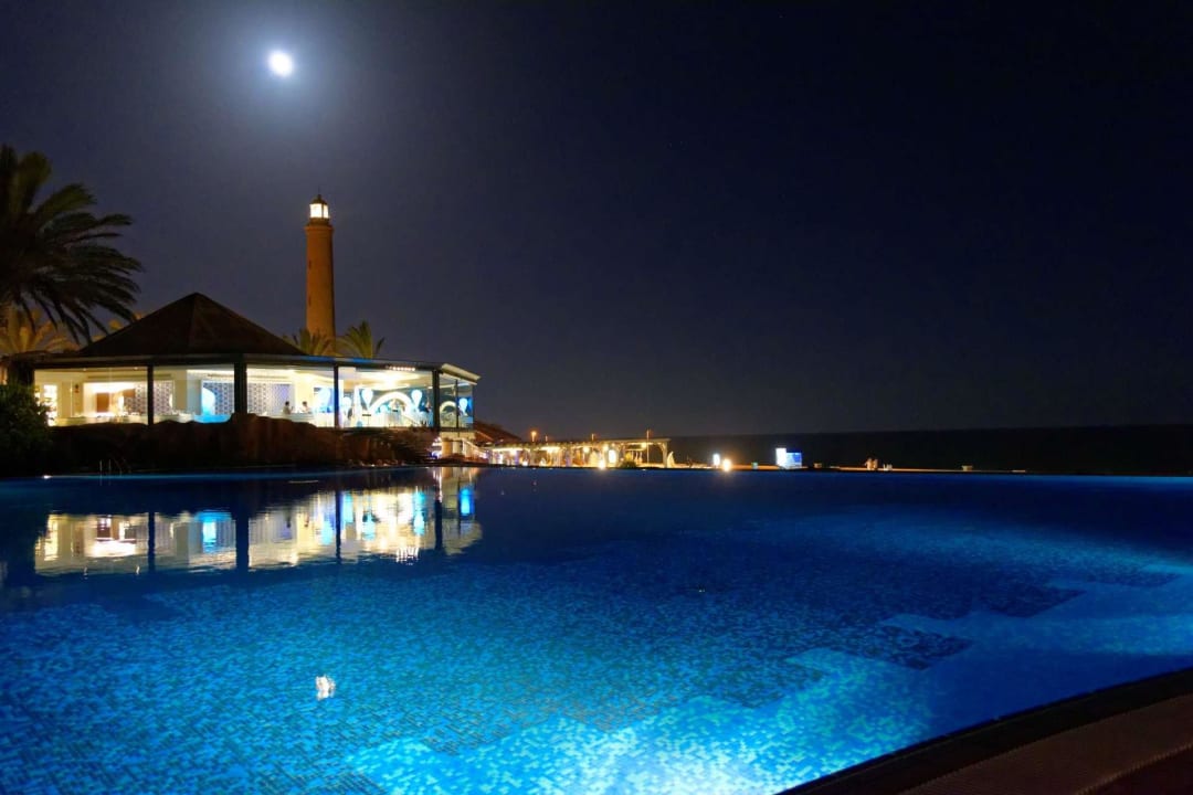 Der grosse Infinity-Pool Lopesan Costa Meloneras, Resort & Spa