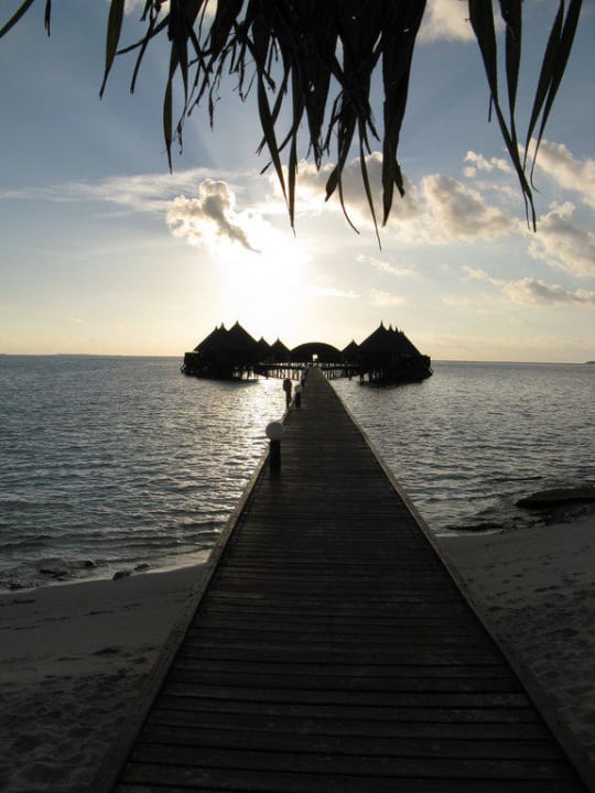 Steg zu den Wasser-Bungis Angaga Island Resort