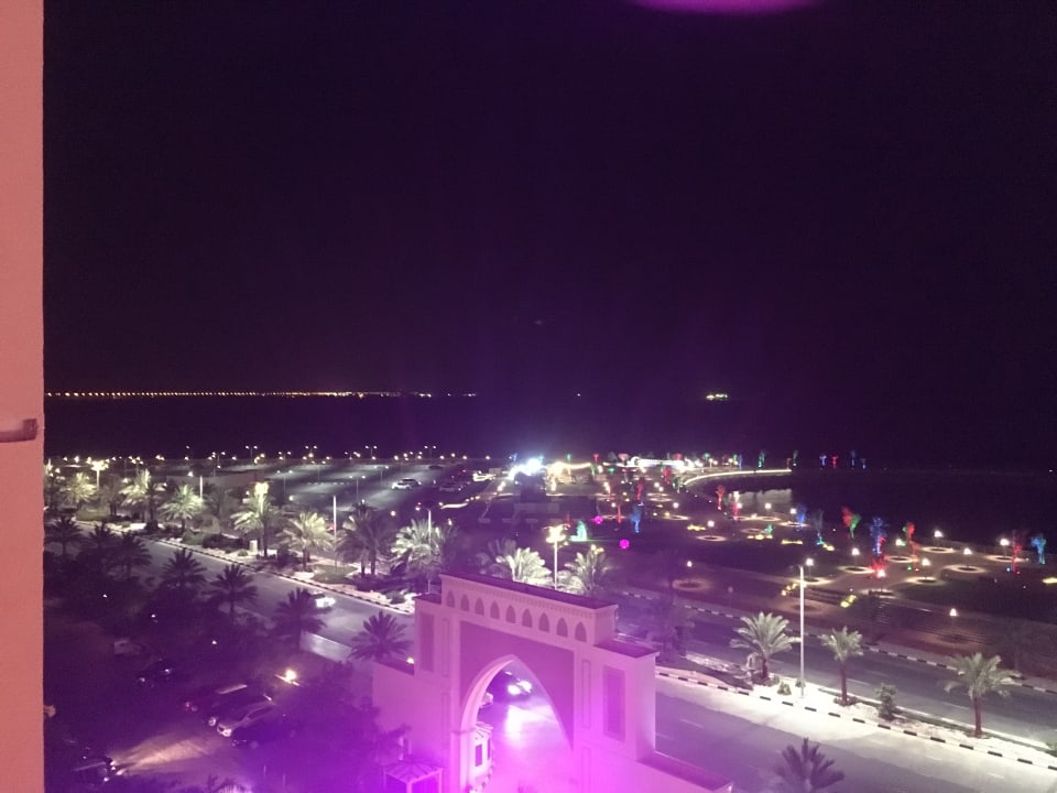 Hoteleinfahrt bei Nacht, hinten Erholungszone DoubleTree by Hilton Resort & Spa Marjan Island