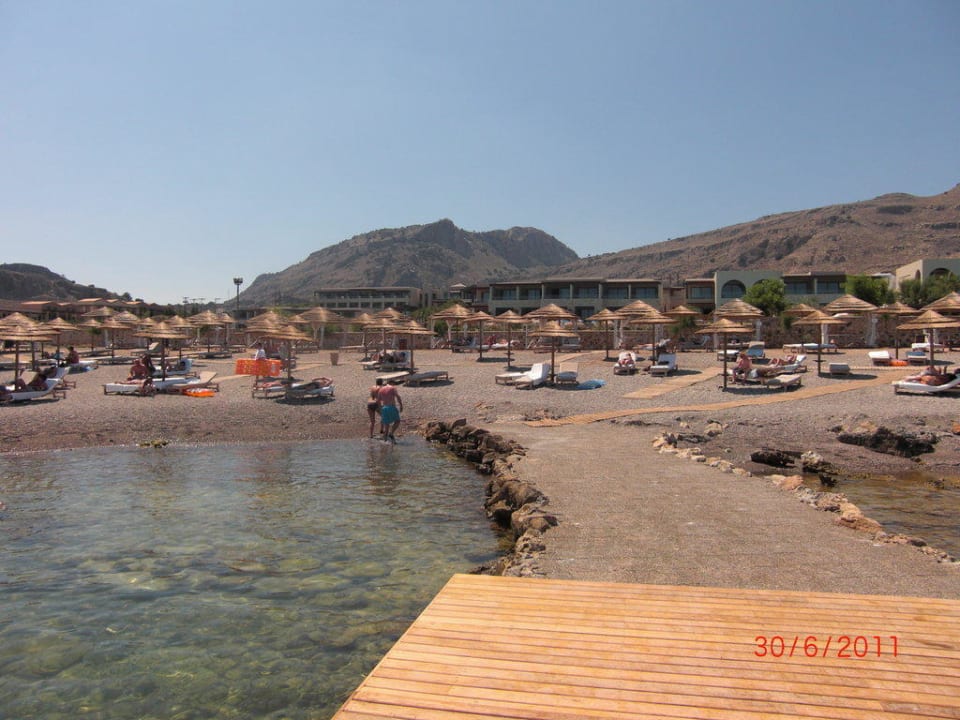 Blick vom Strand zum Hotel Aquagrand Artistic Luxury Beach Resort - Adults only