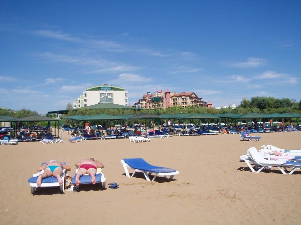 Blick vom Strand aufs Hotel VONRESORT Golden Coast